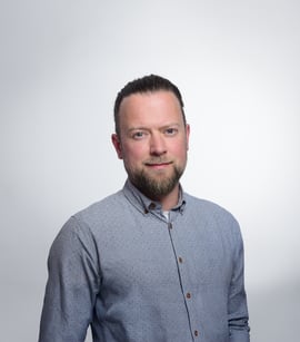 Nils-Bringeland_Portrait_grey_background